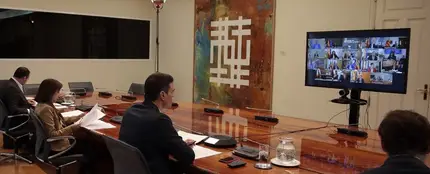 Pedro Sánchez hablando con los presidentes autonómicos Pedro Sánchez hablando con los presidentes autonómicos