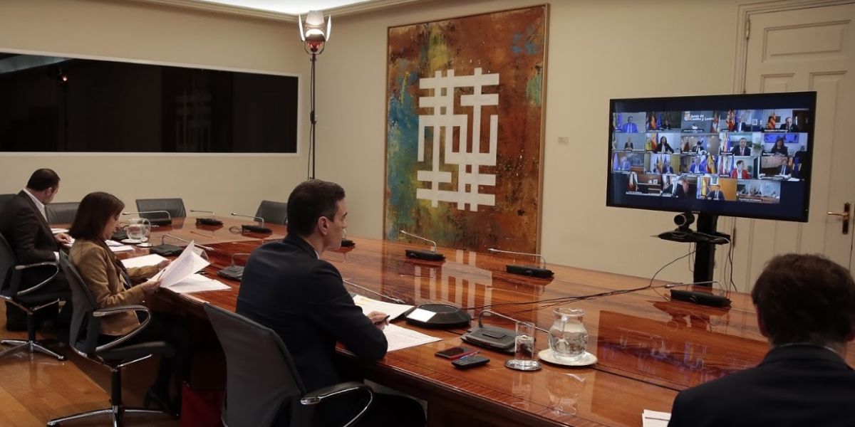 Pedro Sánchez hablando con los presidentes autonómicos