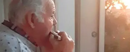 Hermann tocando la armónica a sus vecinos Hermann tocando la armónica a sus vecinos