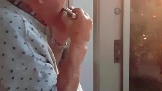 Hermann tocando la arm&oacute;nica a sus vecinos