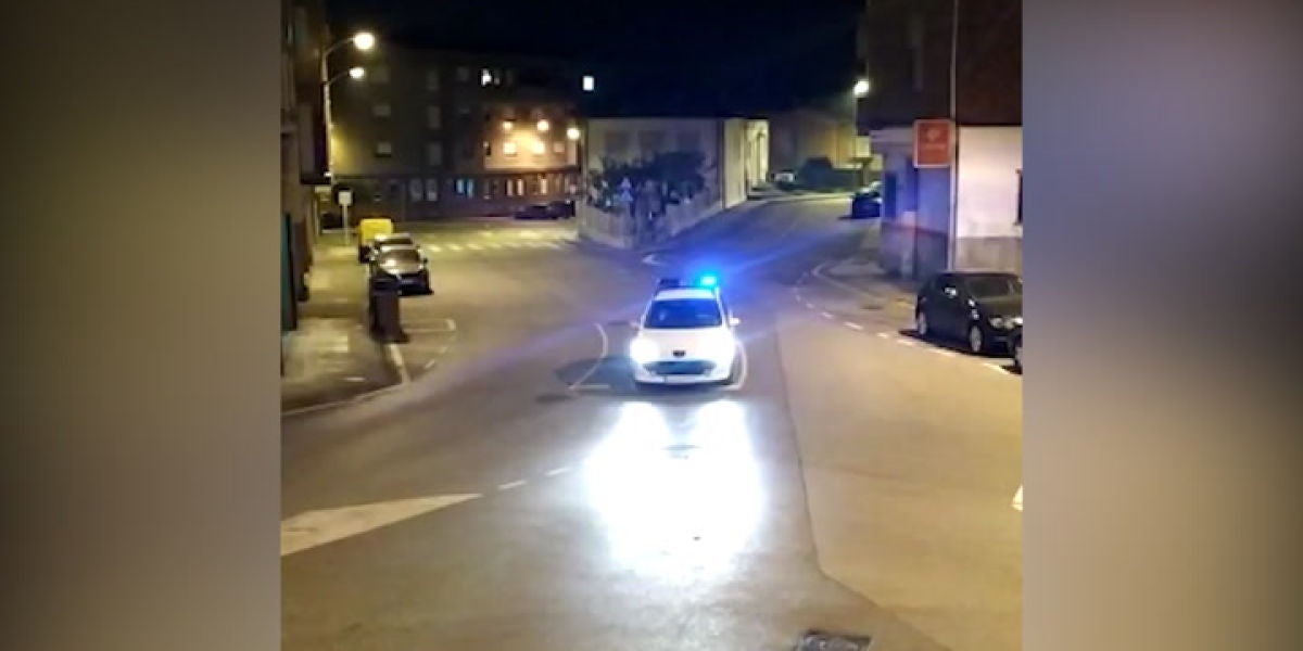 Policía Nacional de Noreña leyendo 'la carta' de Pikachu