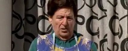 La mujer entrevistada en la puerta de su casa tras ser "fuñigada" La mujer entrevistada en la puerta de su casa tras ser "fuñigada"