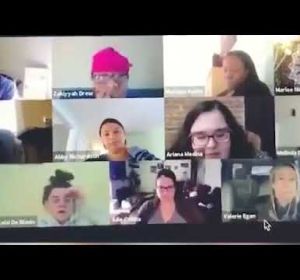 Una mujer va al baño durante una videollamada de trabajo Una mujer va al baño durante una videollamada de trabajo