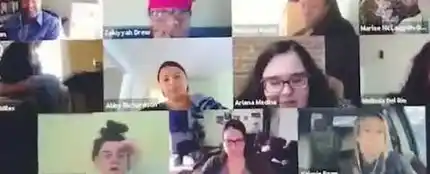 Una mujer va al baño durante una videollamada de trabajo Una mujer va al baño durante una videollamada de trabajo