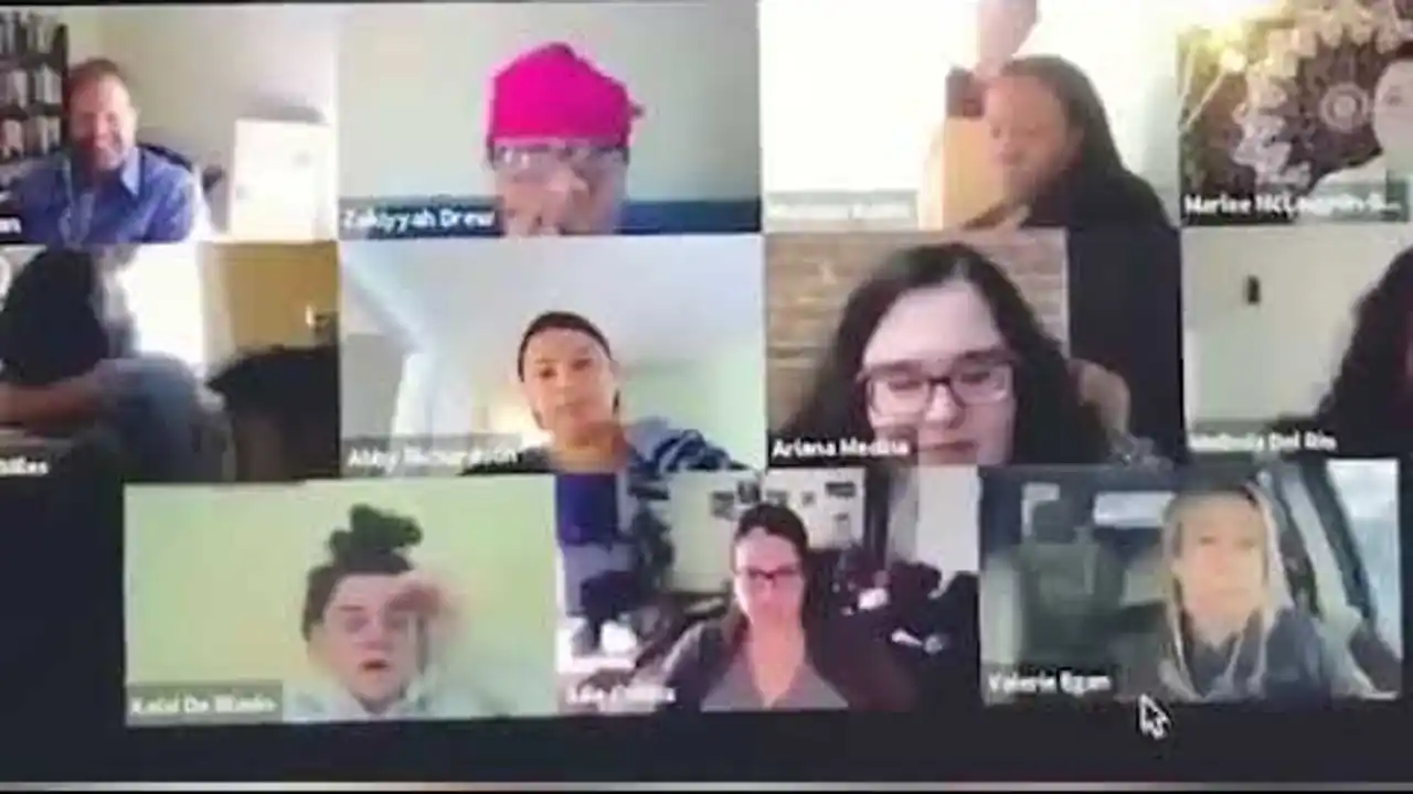Una mujer va al baño durante una videollamada de trabajo Una mujer va al baño durante una videollamada de trabajo