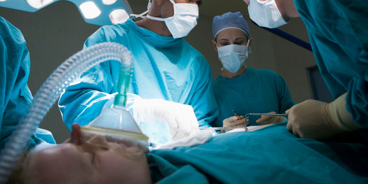 Médicos atendiendo a un paciente