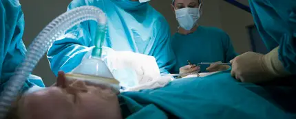 Médicos atendiendo a un paciente Médicos atendiendo a un paciente