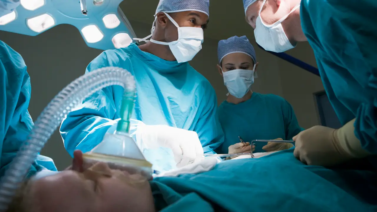 Médicos atendiendo a un paciente Médicos atendiendo a un paciente
