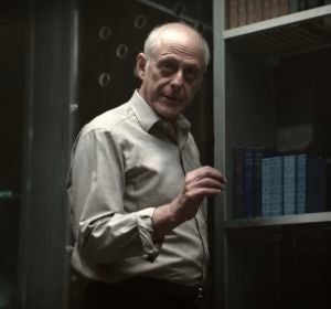 Mark Blum como Mr. Mooney en 'You' Mark Blum como Mr. Mooney en 'You'