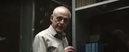 Mark Blum como Mr. Mooney en 'You' Mark Blum como Mr. Mooney en 'You'