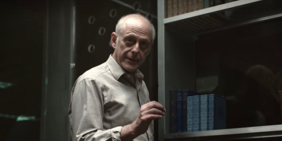 Mark Blum como Mr. Mooney en 'You'