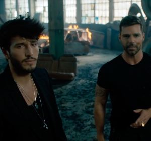Sebastián Yatra y Ricky Martin en el vídeo de 'Falta Amor' Sebastián Yatra y Ricky Martin en el vídeo de 'Falta Amor'
