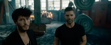 Sebastián Yatra y Ricky Martin en el vídeo de 'Falta Amor' Sebastián Yatra y Ricky Martin en el vídeo de 'Falta Amor'