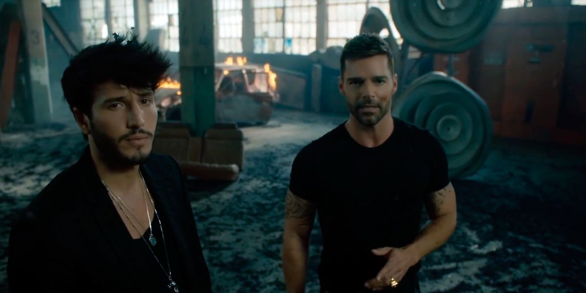 Sebastián Yatra y Ricky Martin en el vídeo de 'Falta Amor'