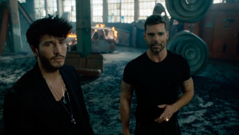 Sebastián Yatra y Ricky Martin en el vídeo de 'Falta Amor'