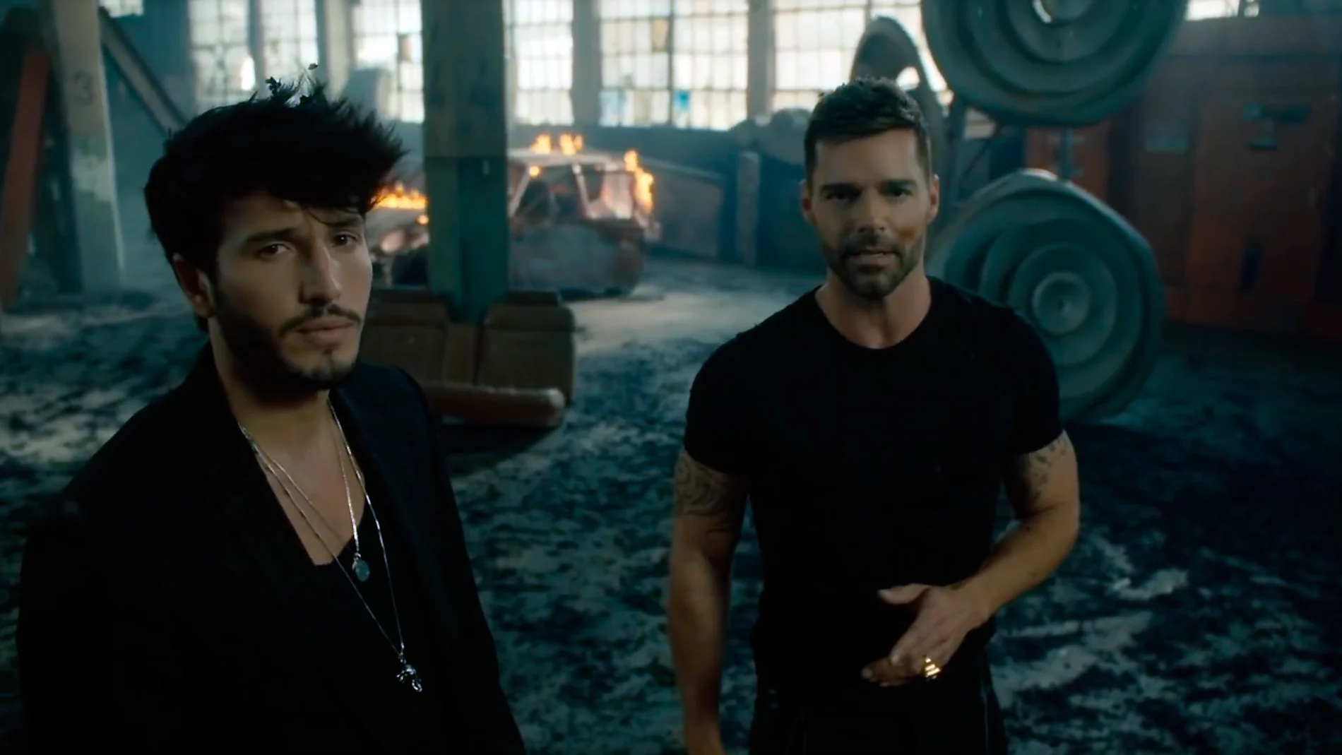 Sebastián Yatra y Ricky Martin en el vídeo de 'Falta Amor' Sebastián Yatra y Ricky Martin en el vídeo de 'Falta Amor'
