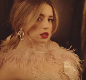 Lola Índigo en el videoclip de '4 besos' Lola Índigo en el videoclip de '4 besos'