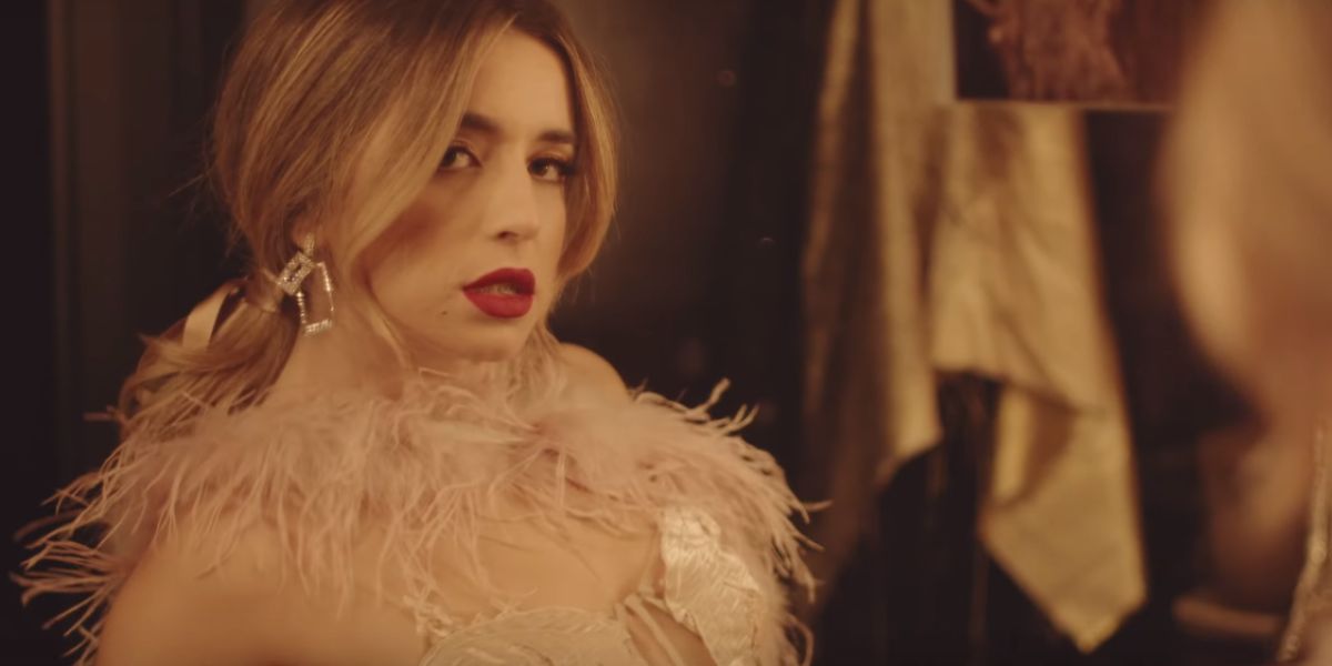 Lola Índigo en el videoclip de '4 besos'