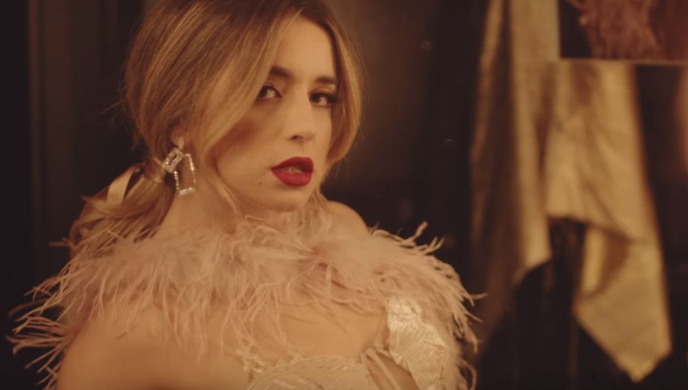 Lola Índigo en el videoclip de '4 besos'