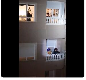 Una comunidad de vecinos de Torrevieja recrea 'Aquí no hay quien viva' Una comunidad de vecinos de Torrevieja recrea 'Aquí no hay quien viva'