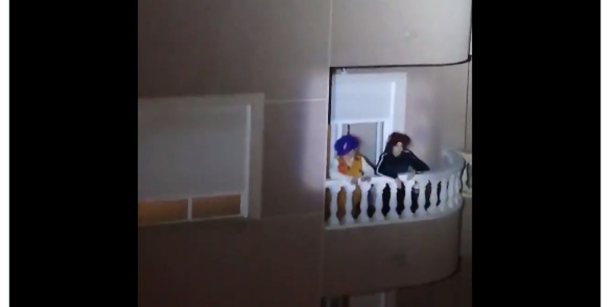 Una comunidad de vecinos de Torrevieja recrea 'Aquí no hay quien viva'