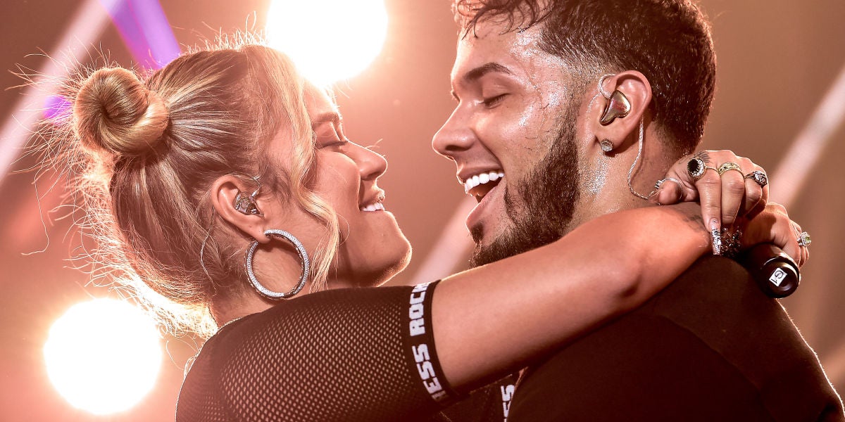 Karol G y Anuel AA durante un concierto en Nueva York