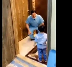 Un médico de Arabia Saudí rompe a llorar por no poder abrazar a su hijo Un médico de Arabia Saudí rompe a llorar por no poder abrazar a su hijo