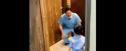 Un médico de Arabia Saudí rompe a llorar por no poder abrazar a su hijo Un médico de Arabia Saudí rompe a llorar por no poder abrazar a su hijo