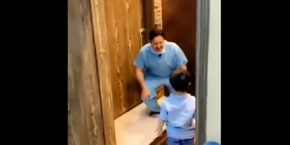 Un médico de Arabia Saudí rompe a llorar por no poder abrazar a su hijo