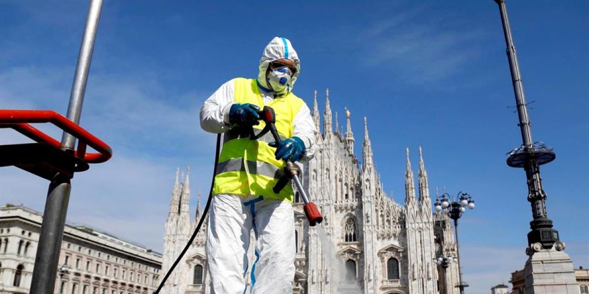 Imagen de una persona limpiando las calles en Italia con una mascarilla