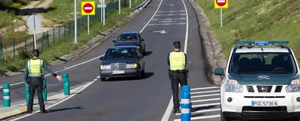 Imagen de archivo de un control de carretera de la Guardia Civil. Imagen de archivo de un control de carretera de la Guardia Civil.