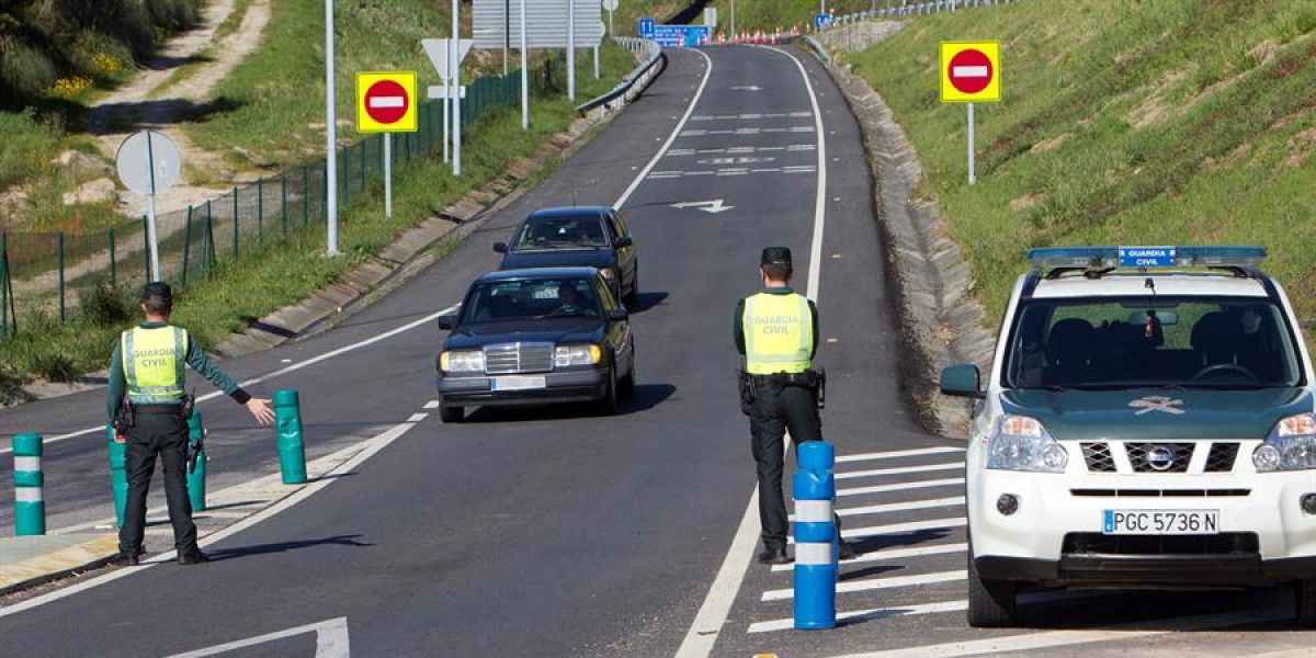 La Guardia Civil realiza un control de carretera.