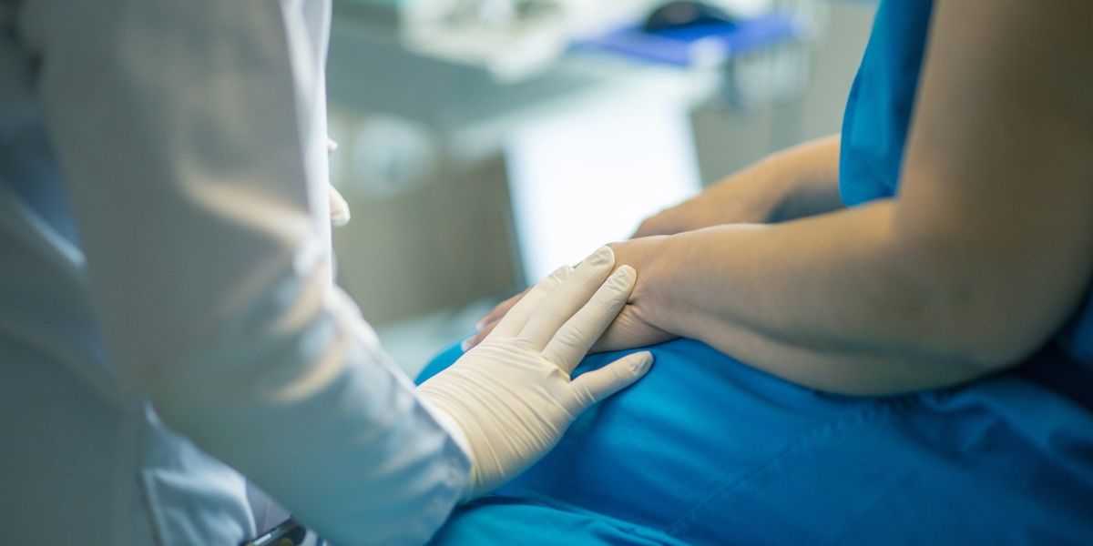 Un profesional sanitario atiende a un paciente
