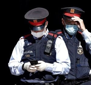 Dos mossos en una imagen de archivo Dos mossos en una imagen de archivo