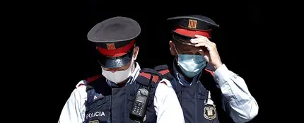 Dos mossos en una imagen de archivo Dos mossos en una imagen de archivo