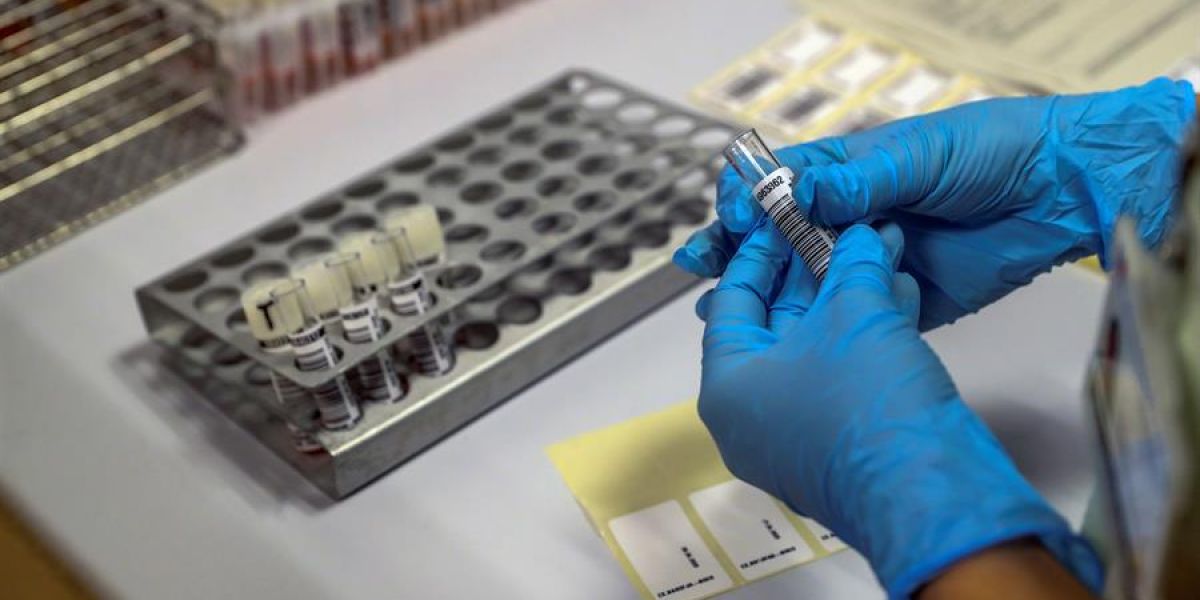 Personal sanitario trabaja en el laboratorio del Hospital Puerta de Hierro