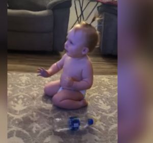 La divertida reacción de una bebé al conseguir el 'reto de la botella' La divertida reacción de una bebé al conseguir el 'reto de la botella'