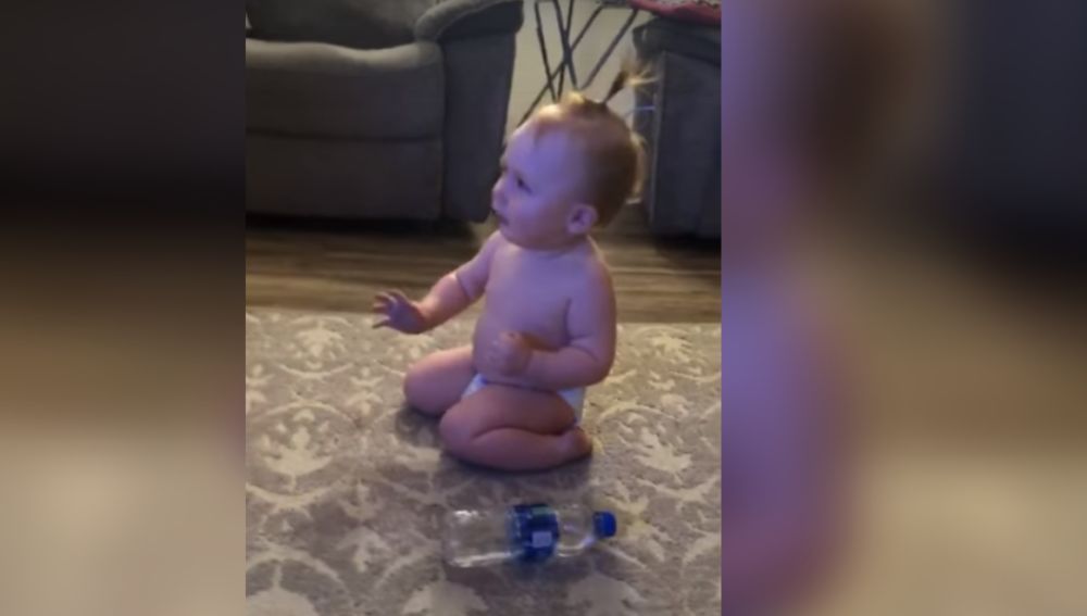 La divertida reacción de una bebé al conseguir el 'reto de la botella'