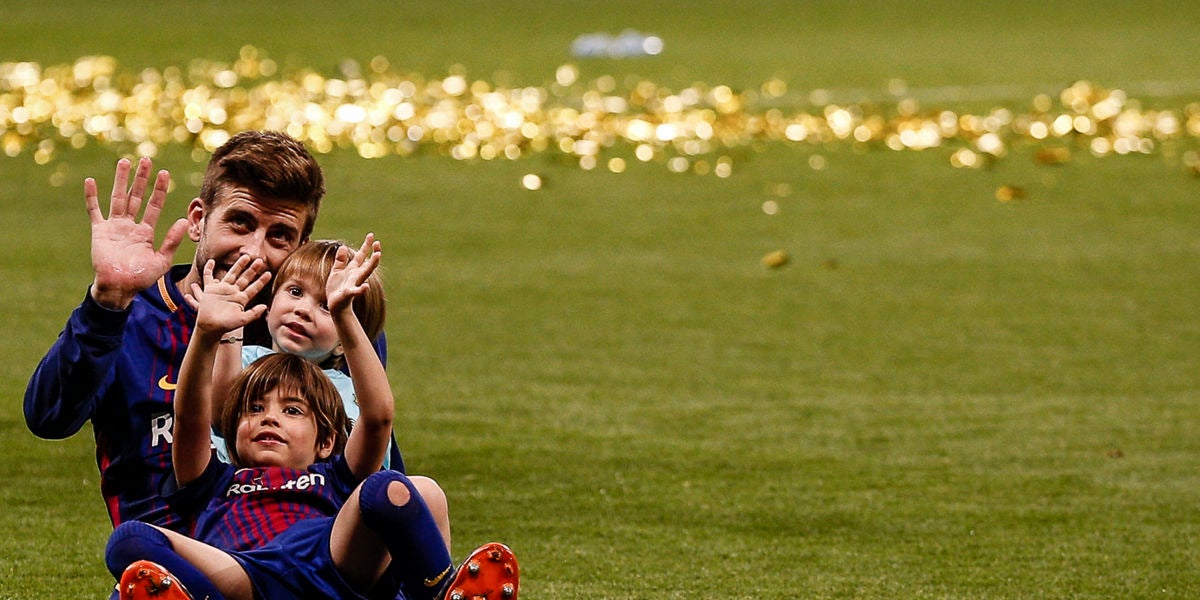 Gerard Piqué con sus hijos MIlan y Sasha