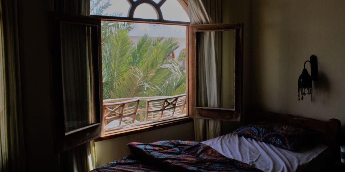Un dormitorio con la ventana abierta