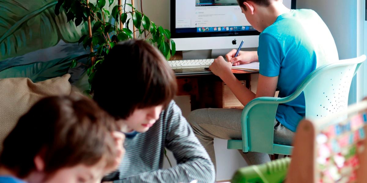 Niños y adolescentes confinados