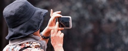 Una mujer haciendo una foto con el móvil