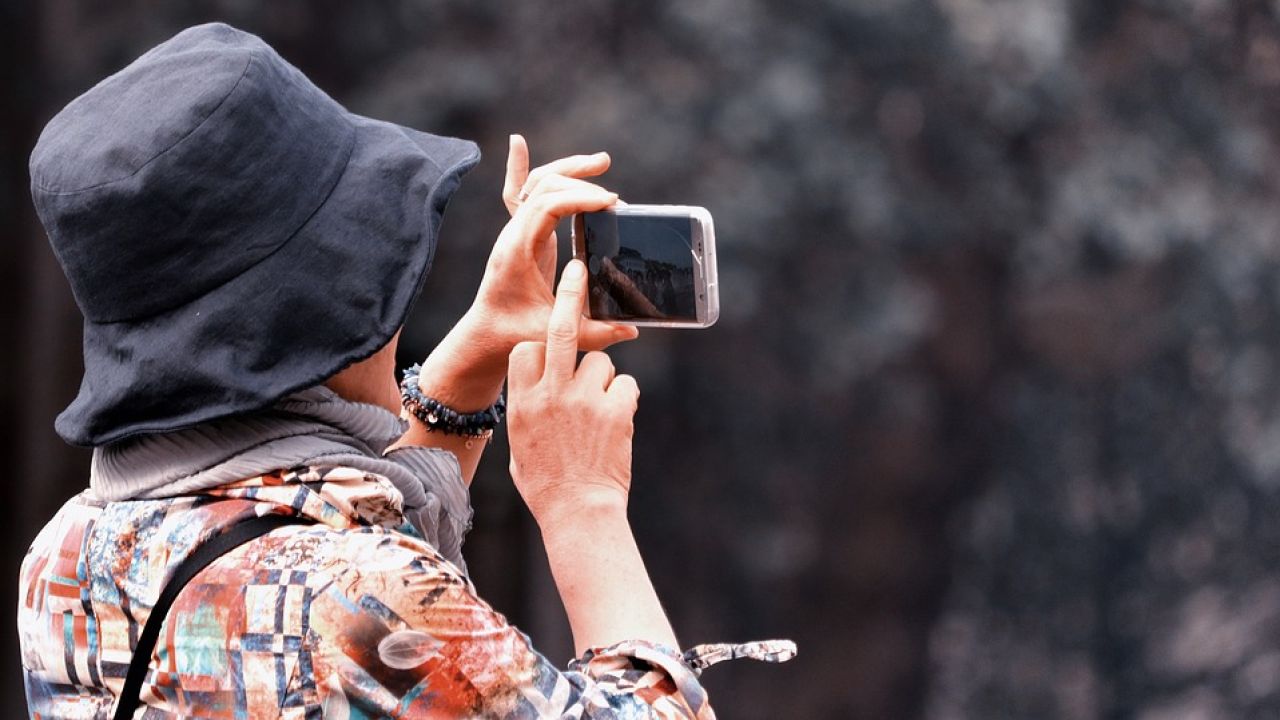Una mujer haciendo una foto con el móvil Una mujer haciendo una foto con el móvil