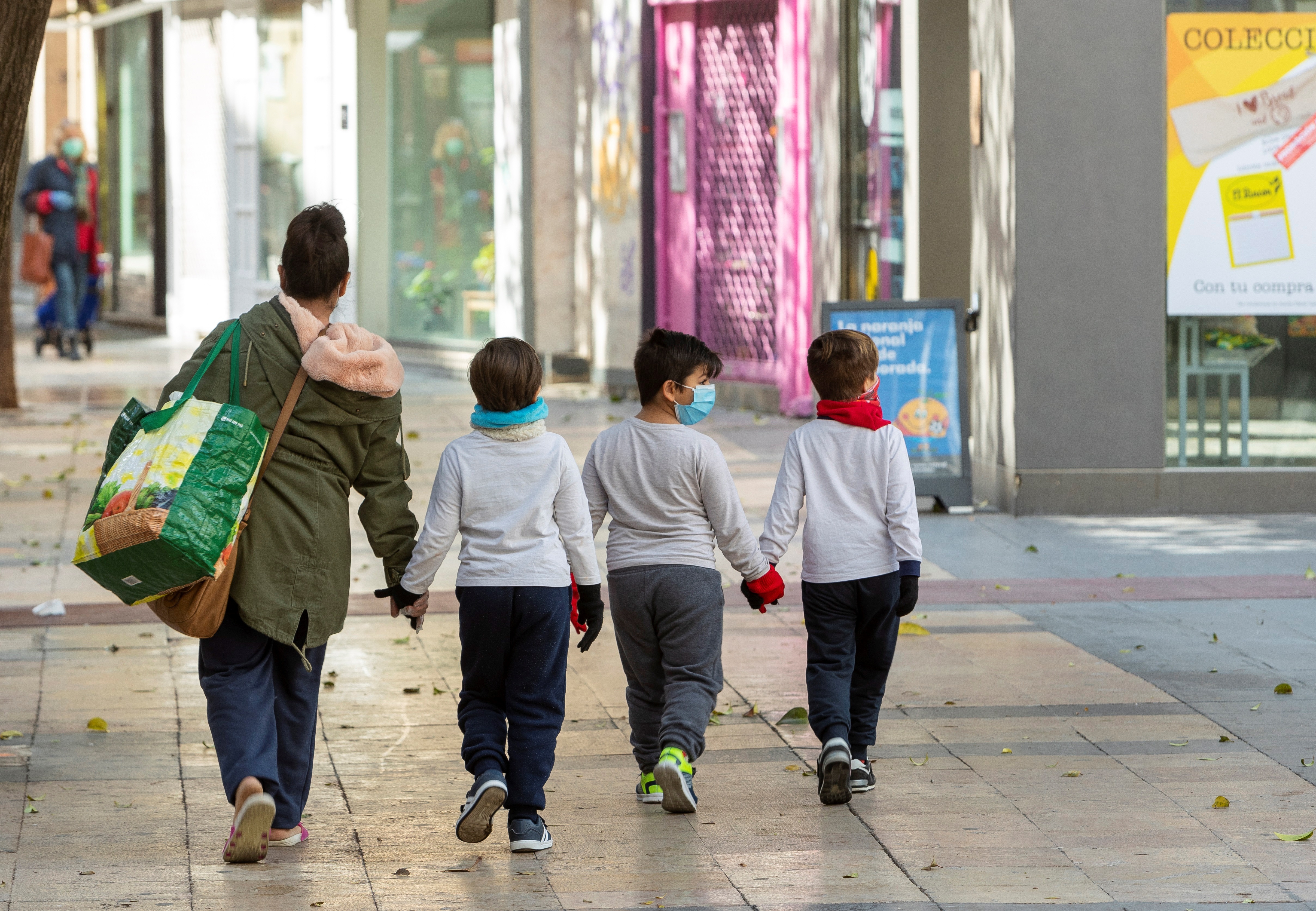 Tres niños acompañan a su madre a hacer la compra en Zaragoza Tres niños acompañan a su madre a hacer la compra en Zaragoza