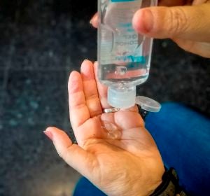 Imagen de una mujer echándose en las manos un gel hidroalcóholico Imagen de una mujer echándose en las manos un gel hidroalcóholico