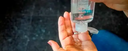 Imagen de una mujer echándose en las manos un gel hidroalcóholico Imagen de una mujer echándose en las manos un gel hidroalcóholico