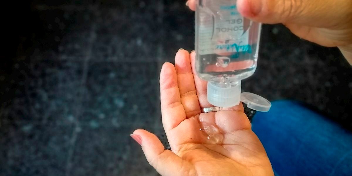 Imagen de una mujer echándose en las manos un gel hidroalcóholico