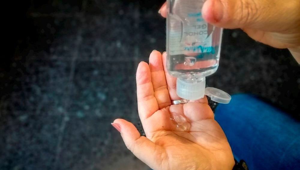 Imagen de una mujer echándose en las manos un gel hidroalcóholico