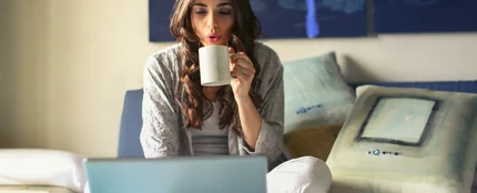 Una chica utilizando su portátil en la cama Una chica utilizando su portátil en la cama