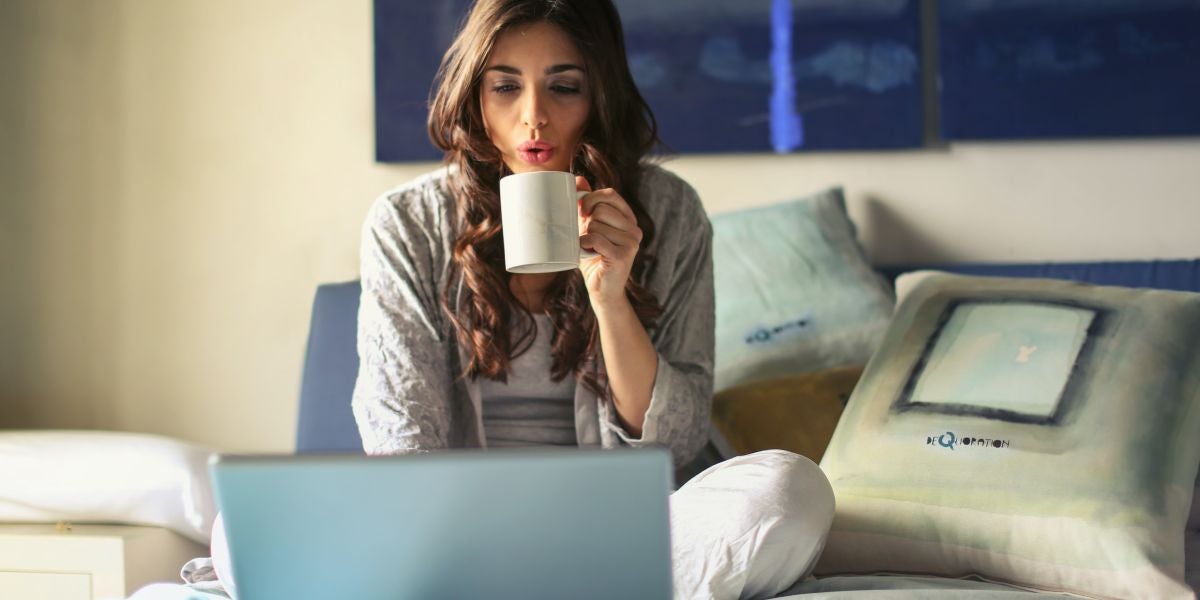 Una chica utilizando su portátil en la cama